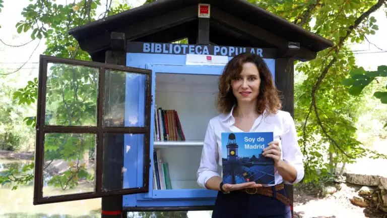 Ayuso se gasta 48.000 euros en el Belén navideño de su sede: un 6,6% más por los “misterios” frente a su despacho y el de MAR