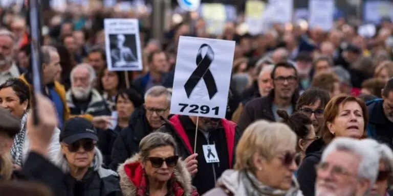 Las víctimas de las residencias de Ayuso denuncian la diferencia de trato judicial: «Con el fiscal general han tardado ocho meses»